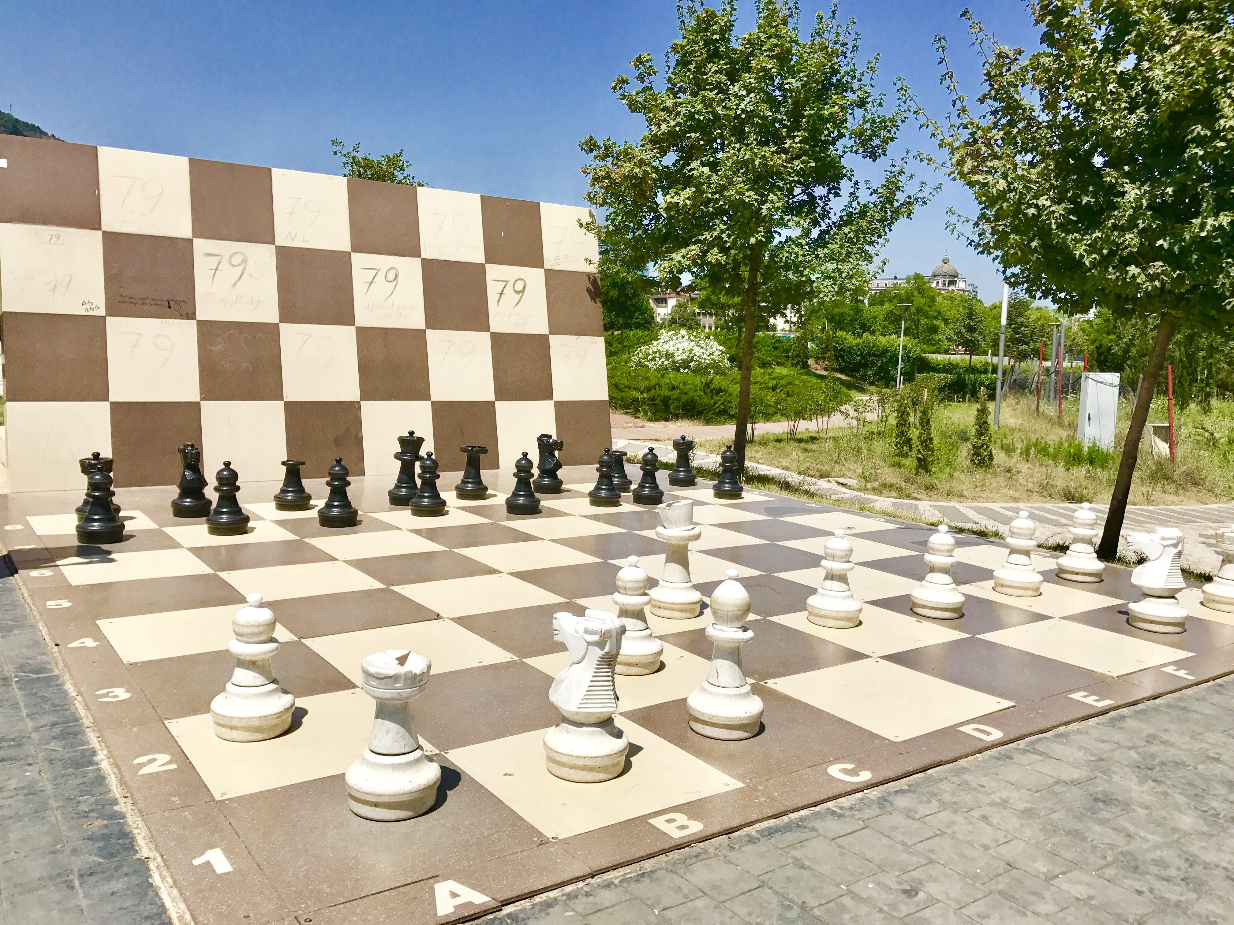 Виды на закат с парка, выходящего на реку Кура